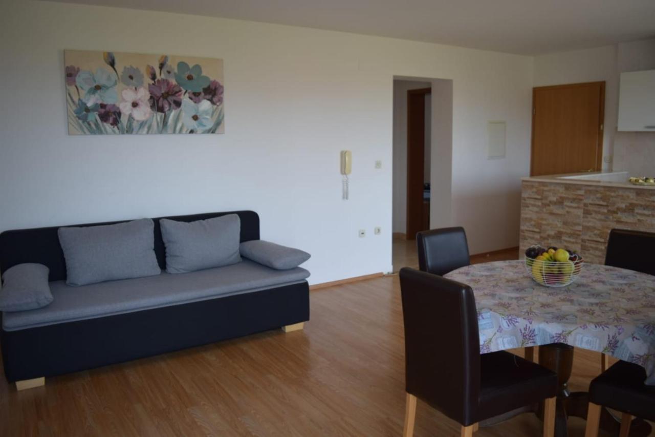 Apartments Marta Kaštel Novi Екстериор снимка